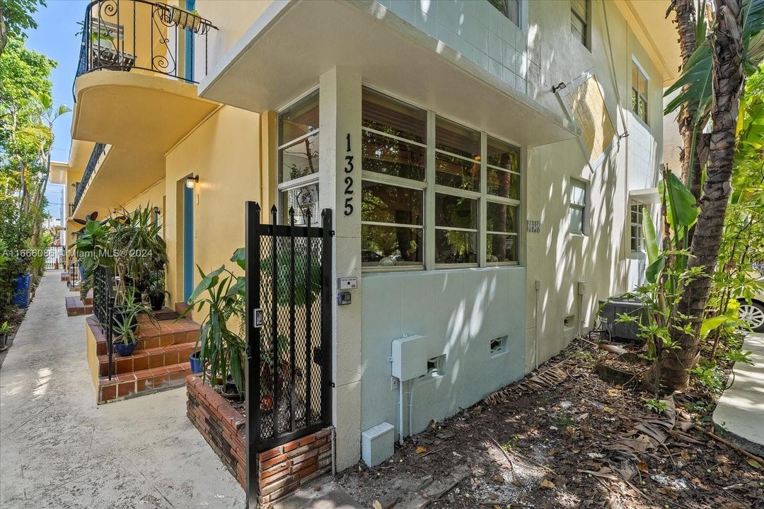 For Sale: $440,000 (1 beds, 1 baths, 640 Square Feet)