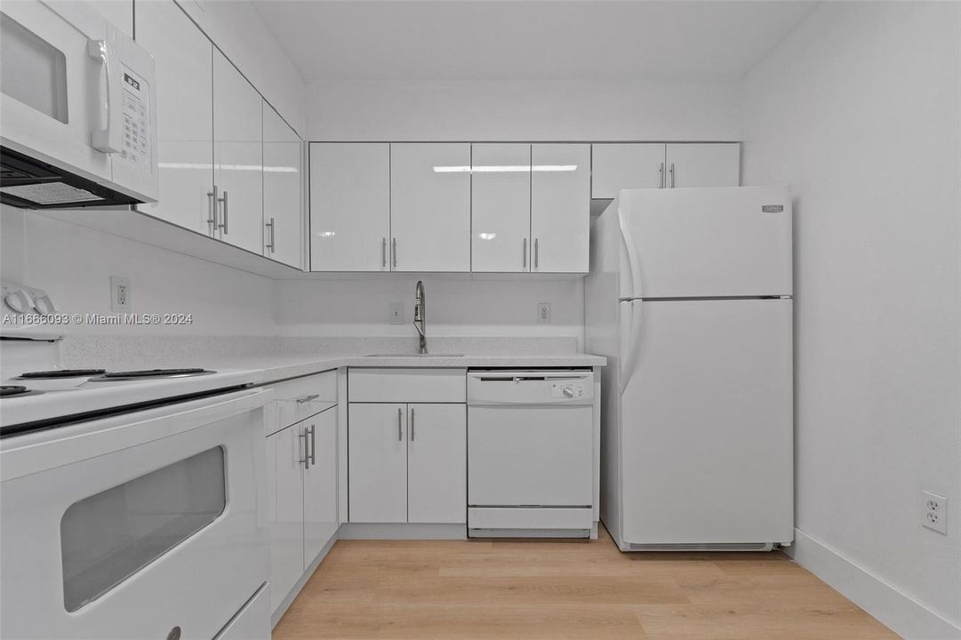 For Sale: $275,000 (1 beds, 1 baths, 810 Square Feet)