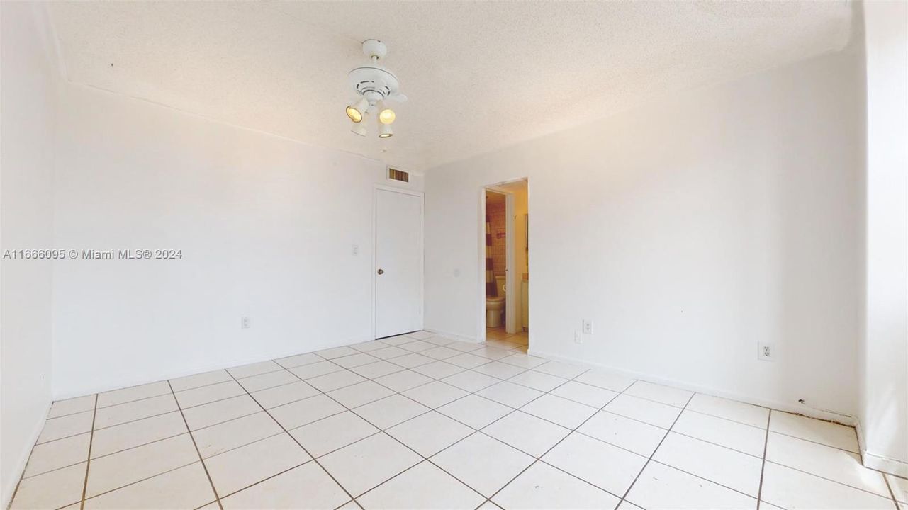 For Sale: $310,000 (2 beds, 2 baths, 936 Square Feet)