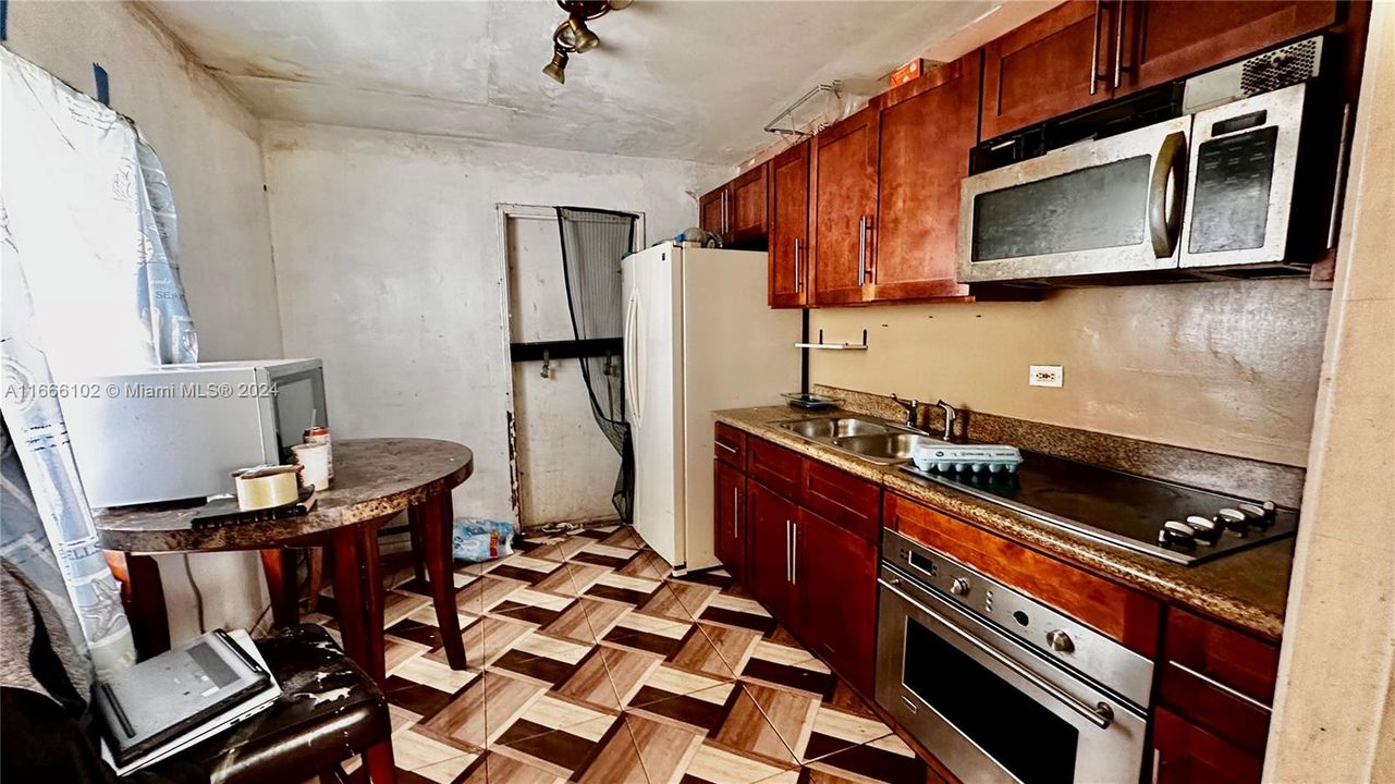 For Sale: $310,000 (2 beds, 1 baths, 720 Square Feet)