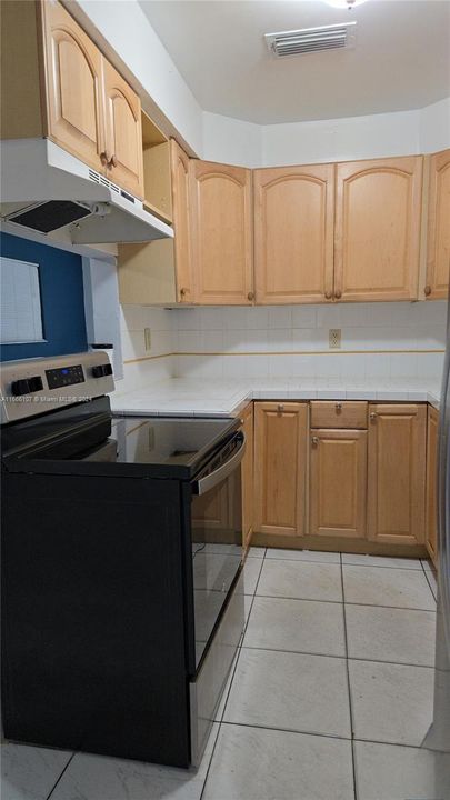 For Rent: $2,750 (3 beds, 1 baths, 1370 Square Feet)