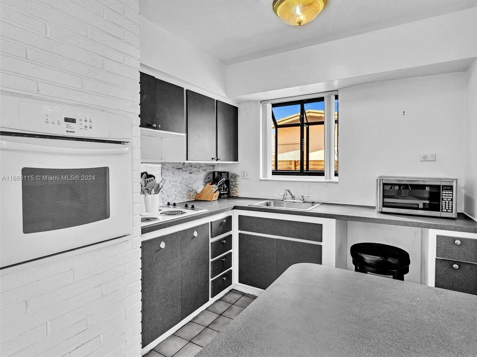 For Sale: $374,900 (2 beds, 1 baths, 888 Square Feet)