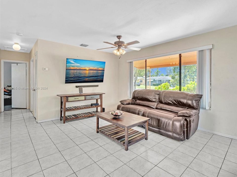 For Sale: $374,900 (2 beds, 1 baths, 888 Square Feet)