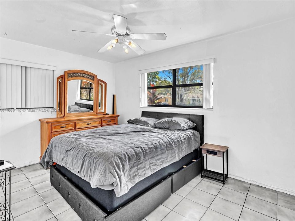 For Sale: $374,900 (2 beds, 1 baths, 888 Square Feet)