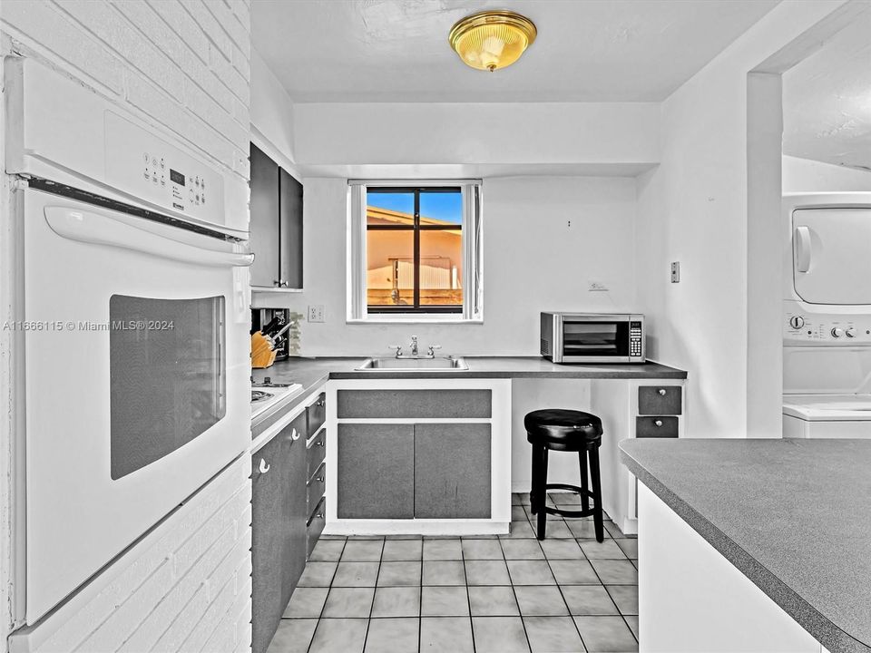 For Sale: $374,900 (2 beds, 1 baths, 888 Square Feet)