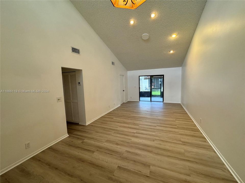 For Rent: $2,200 (2 beds, 2 baths, 996 Square Feet)