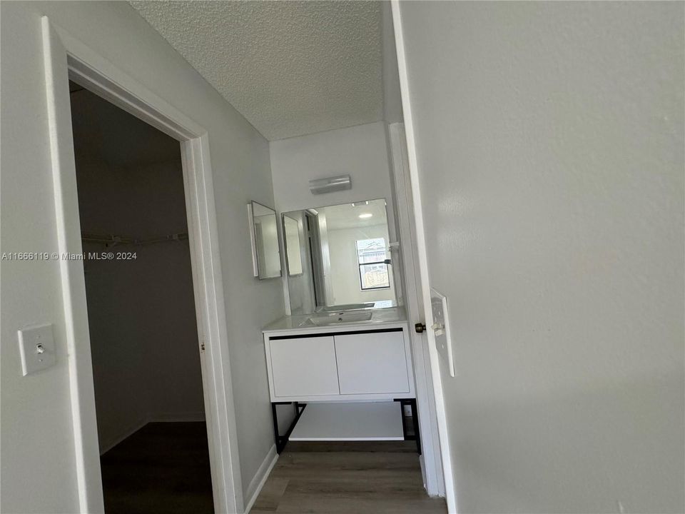 For Rent: $2,200 (2 beds, 2 baths, 996 Square Feet)