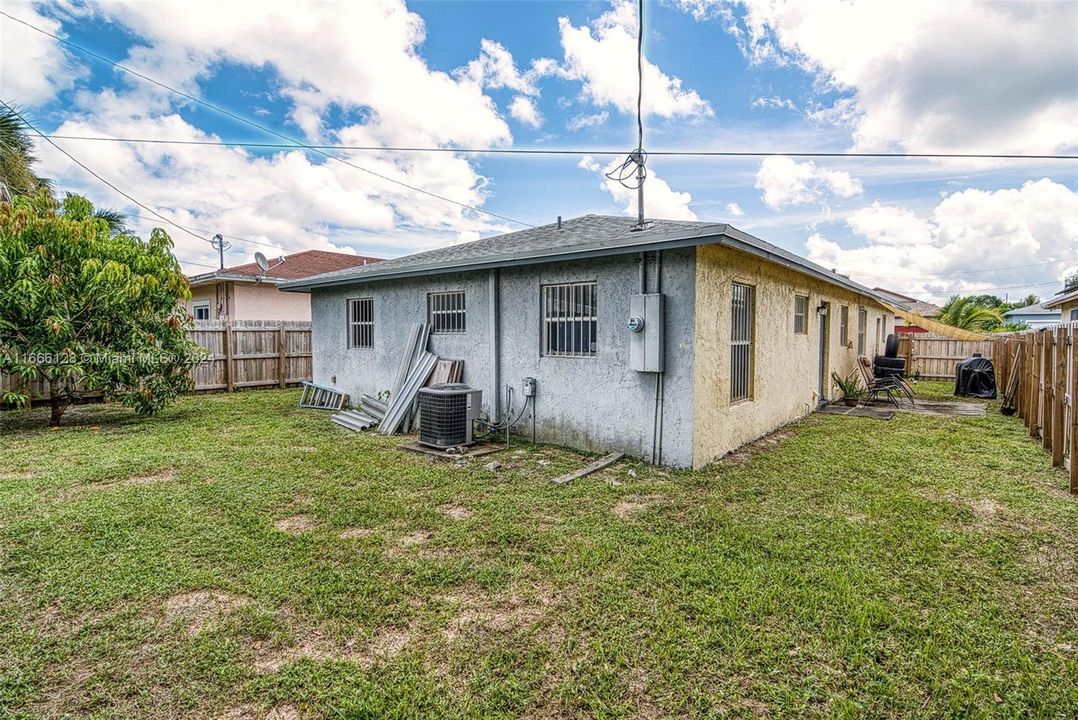 En Venta: $435,000 (4 camas, 3 baños, 1176 Pies cuadrados)