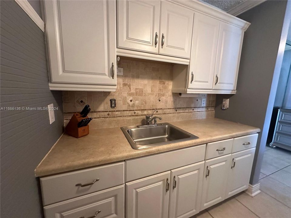 For Sale: $158,000 (1 beds, 1 baths, 604 Square Feet)