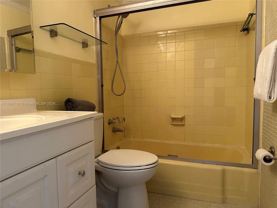 For Sale: $158,000 (1 beds, 1 baths, 604 Square Feet)