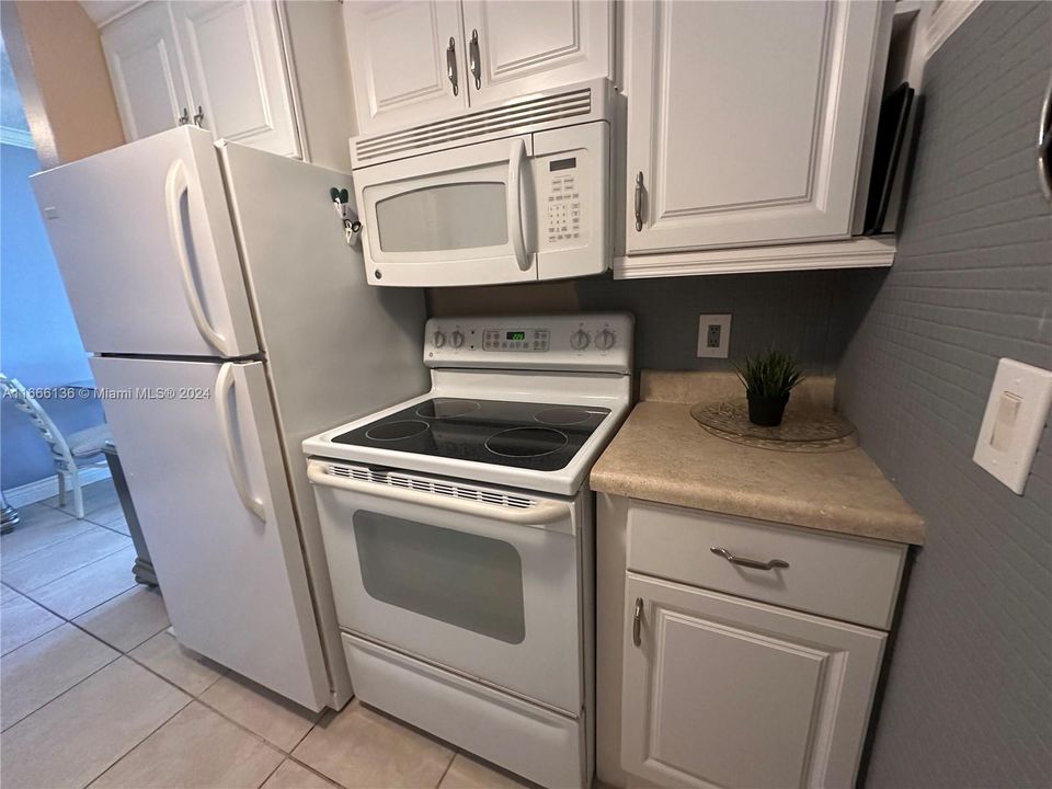 For Sale: $158,000 (1 beds, 1 baths, 604 Square Feet)