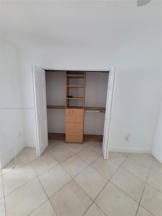 В аренду: $1,800 (1 спален, 1 ванн, 2143 Квадратных фут)