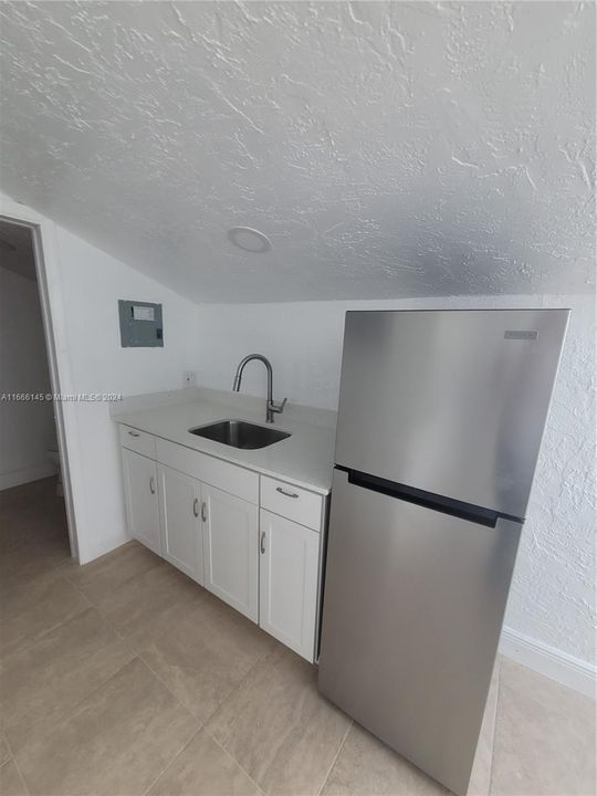 For Rent: $1,800 (1 beds, 1 baths, 2143 Square Feet)