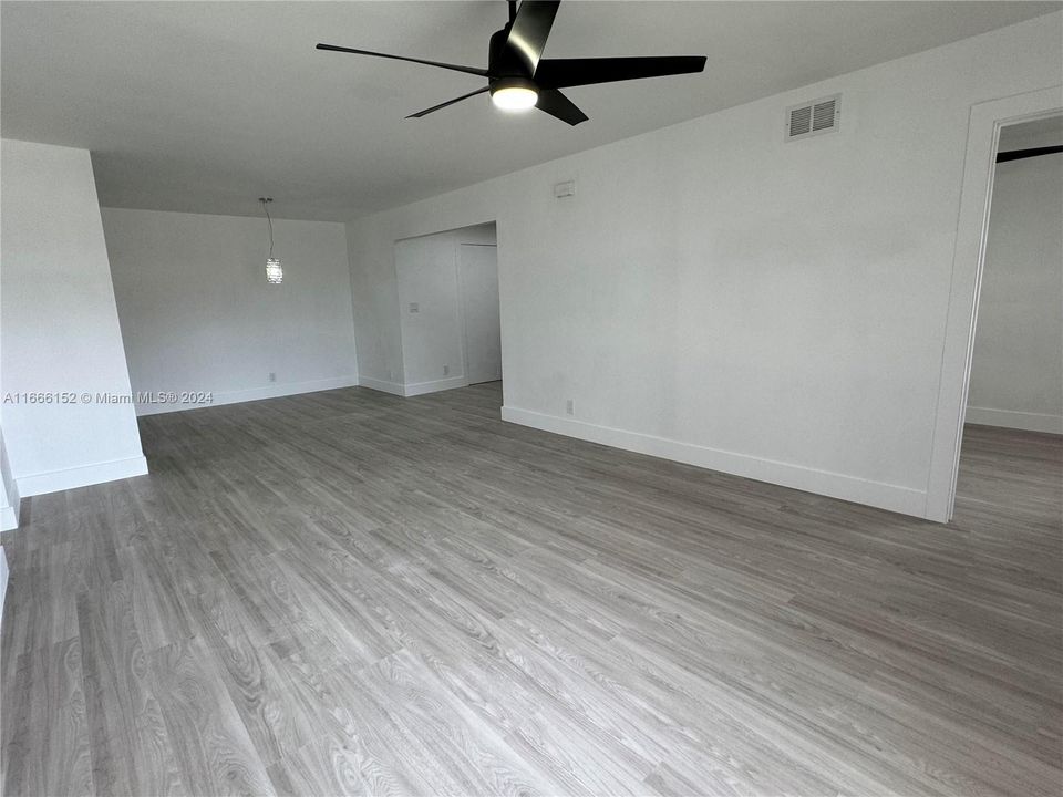 For Sale: $290,000 (2 beds, 1 baths, 952 Square Feet)