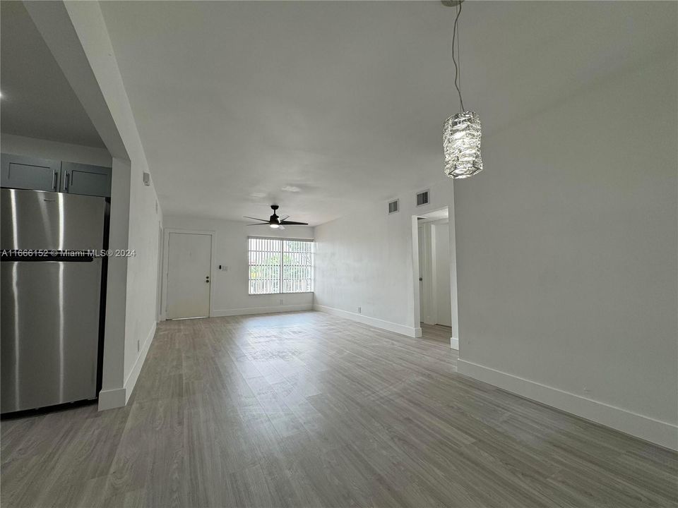 For Sale: $290,000 (2 beds, 1 baths, 952 Square Feet)