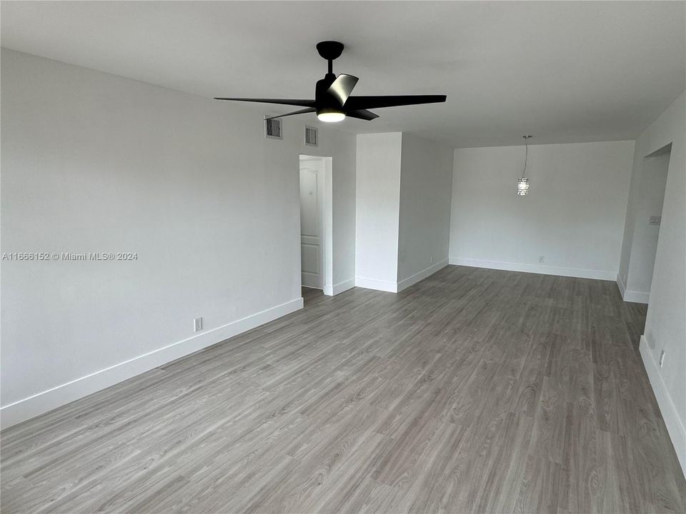 For Sale: $290,000 (2 beds, 1 baths, 952 Square Feet)