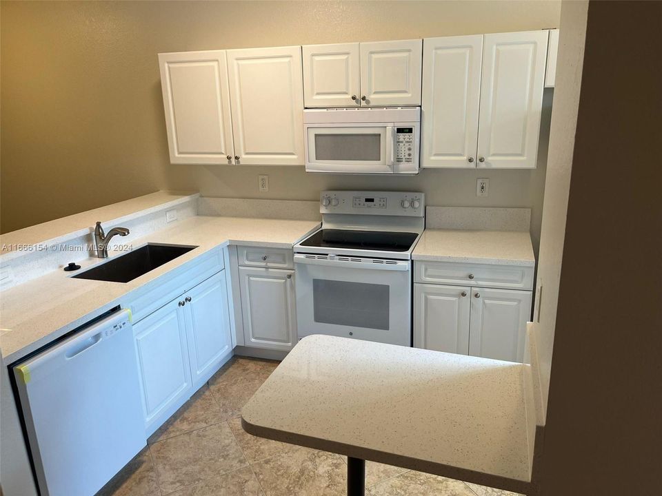 For Sale: $293,500 (2 beds, 2 baths, 1140 Square Feet)