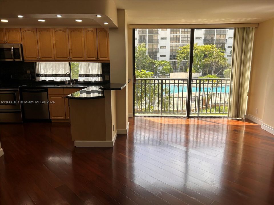 For Rent: $2,250 (1 beds, 1 baths, 767 Square Feet)