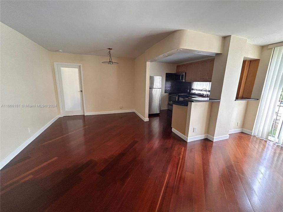 For Rent: $2,250 (1 beds, 1 baths, 767 Square Feet)