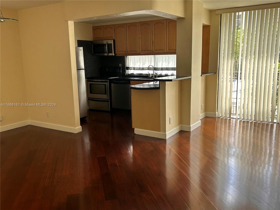 For Rent: $2,250 (1 beds, 1 baths, 767 Square Feet)