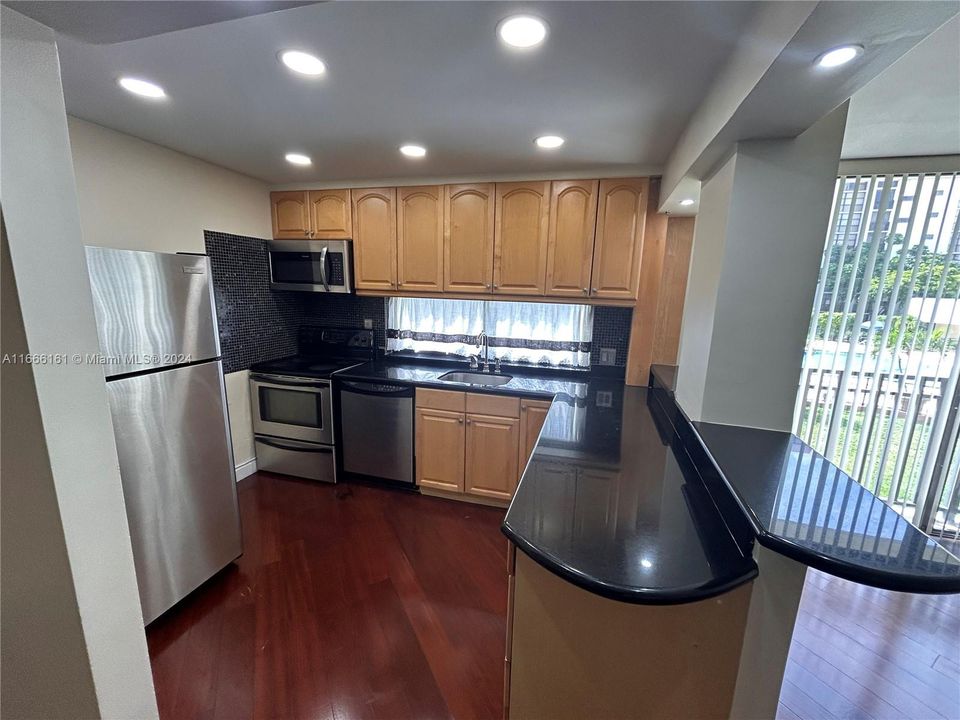 For Rent: $2,250 (1 beds, 1 baths, 767 Square Feet)