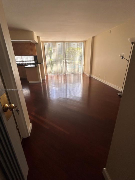 For Rent: $2,250 (1 beds, 1 baths, 767 Square Feet)