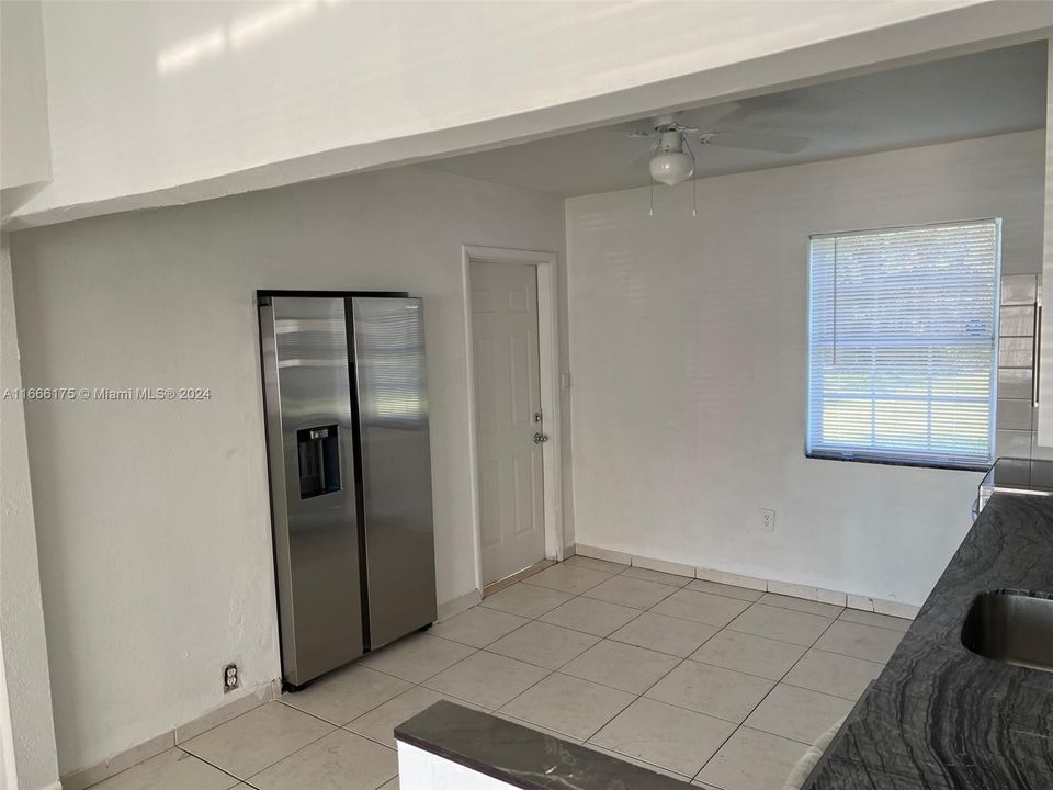 For Rent: $2,700 (3 beds, 1 baths, 1206 Square Feet)