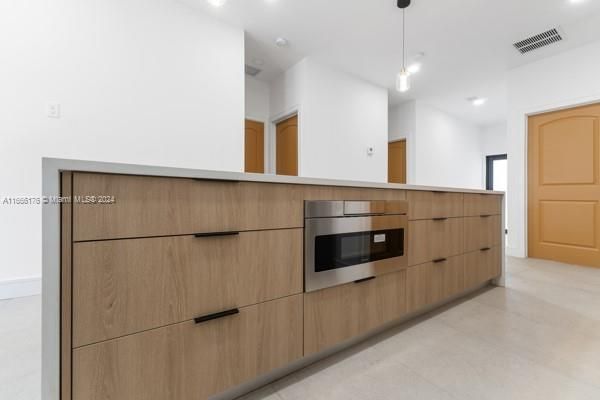 En Venta: $749,000 (4 camas, 2 baños, 1000 Pies cuadrados)