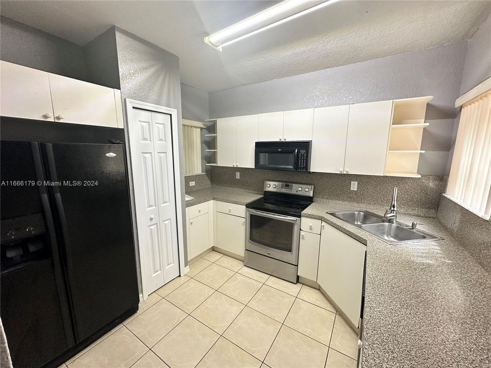 For Rent: $2,800 (4 beds, 2 baths, 1799 Square Feet)