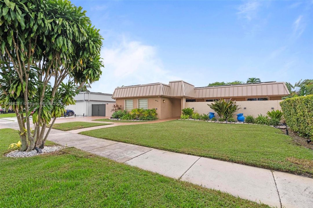 For Sale: $725,000 (3 beds, 2 baths, 2006 Square Feet)