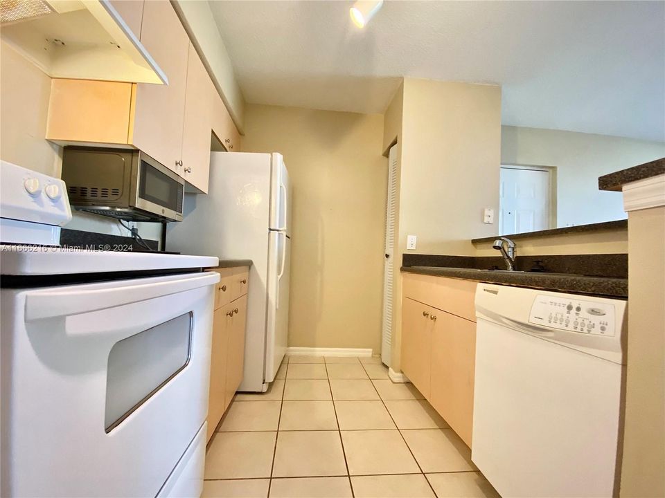 For Rent: $1,750 (1 beds, 1 baths, 760 Square Feet)