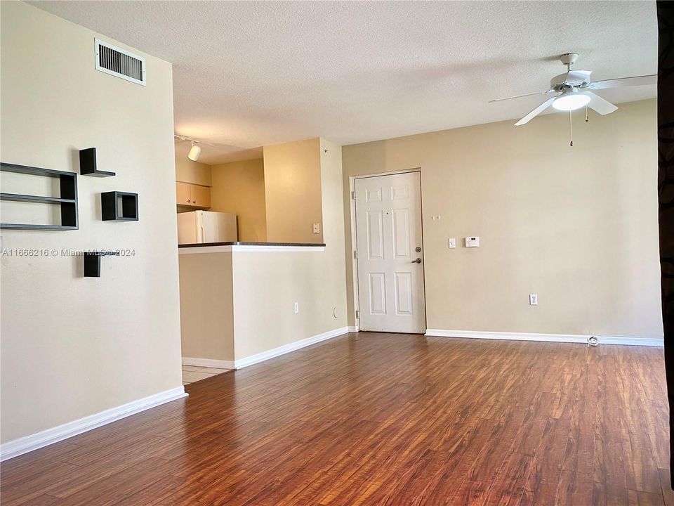 For Rent: $1,750 (1 beds, 1 baths, 760 Square Feet)