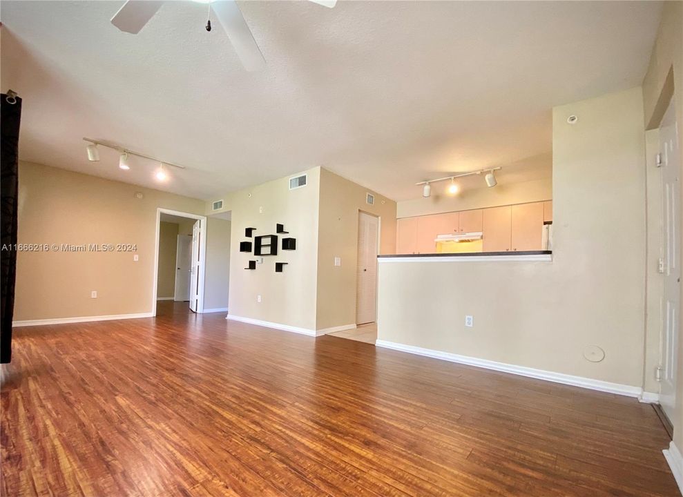 For Rent: $1,750 (1 beds, 1 baths, 760 Square Feet)