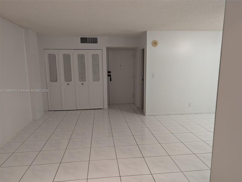 For Sale: $288,000 (1 beds, 1 baths, 767 Square Feet)