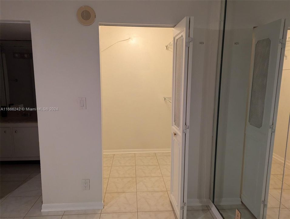 For Sale: $288,000 (1 beds, 1 baths, 767 Square Feet)