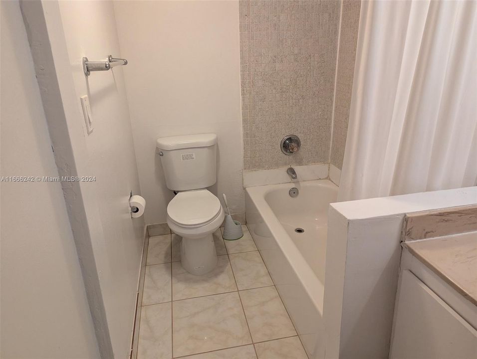 For Sale: $288,000 (1 beds, 1 baths, 767 Square Feet)