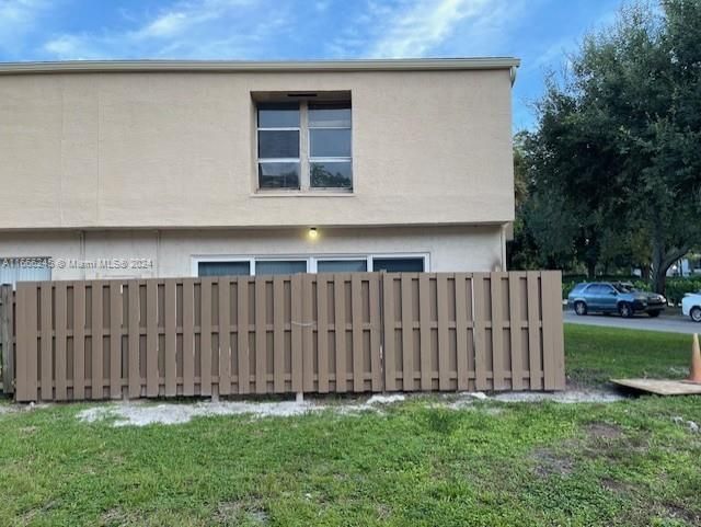 For Rent: $3,650 (4 beds, 2 baths, 2080 Square Feet)