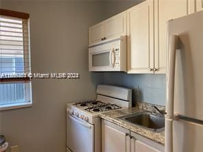 For Rent: $2,000 (1 beds, 1 baths, 789 Square Feet)