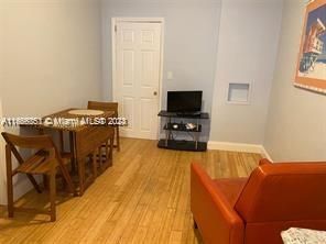 For Rent: $2,000 (1 beds, 1 baths, 789 Square Feet)