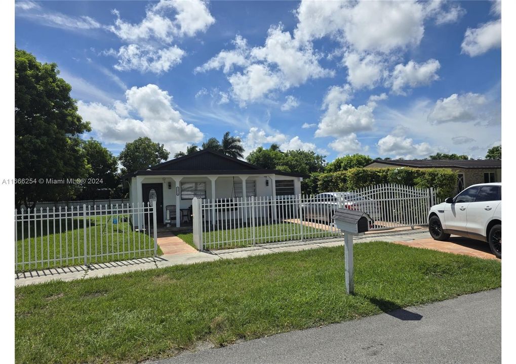 For Sale: $599,000 (3 beds, 2 baths, 1329 Square Feet)