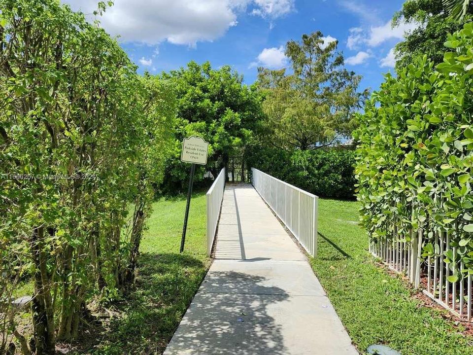 Private Pathway to Riverglades Elementary School