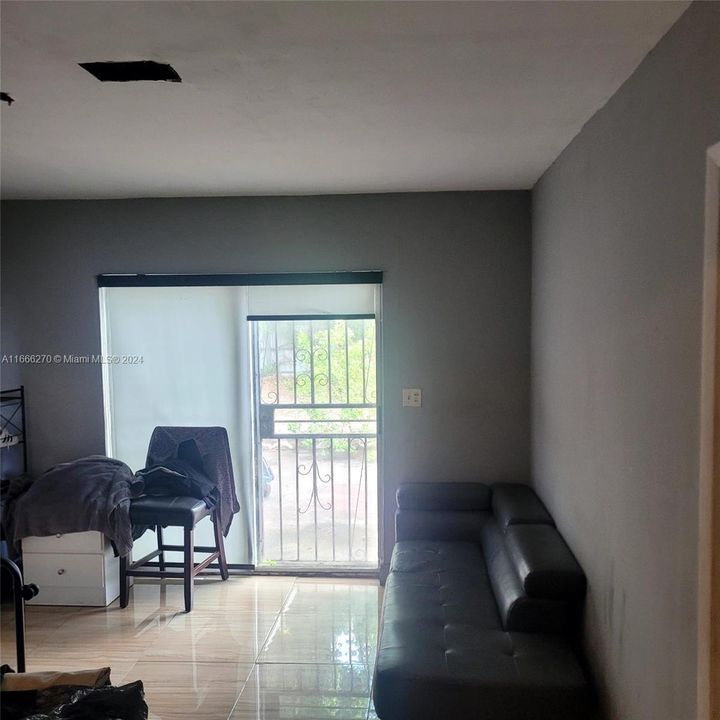 En Venta: $730,000 (3 camas, 2 baños, 2300 Pies cuadrados)