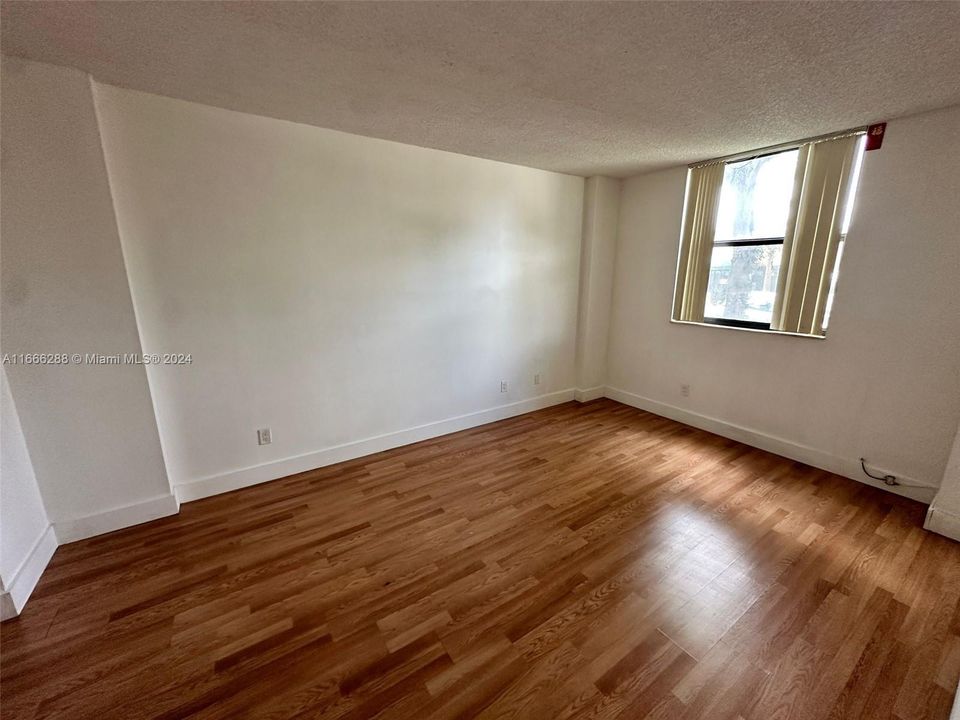 For Rent: $1,750 (1 beds, 1 baths, 782 Square Feet)