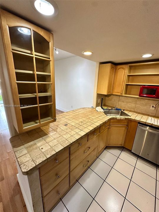 For Rent: $1,750 (1 beds, 1 baths, 782 Square Feet)