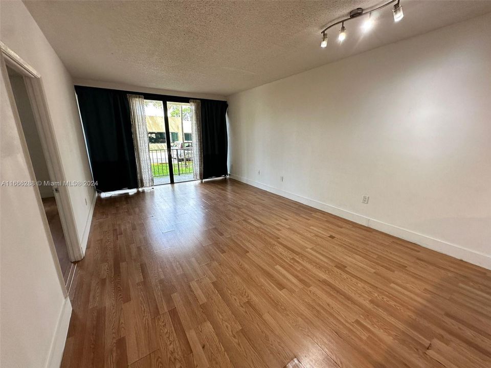 For Rent: $1,750 (1 beds, 1 baths, 782 Square Feet)