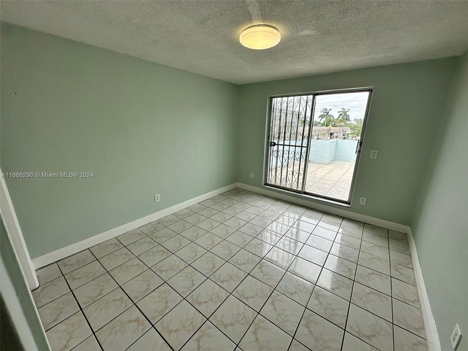 For Rent: $2,150 (2 beds, 1 baths, 758 Square Feet)