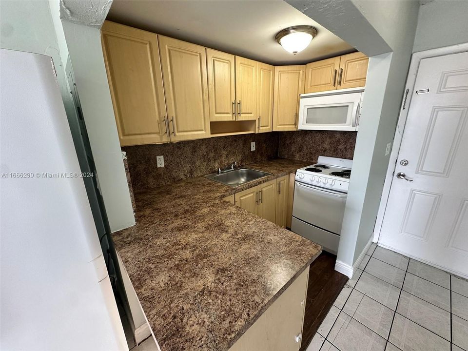 For Rent: $2,150 (2 beds, 1 baths, 758 Square Feet)