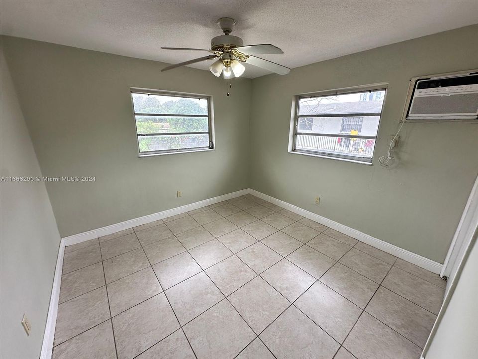 For Rent: $2,150 (2 beds, 1 baths, 758 Square Feet)