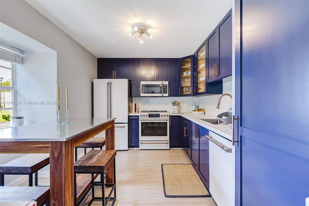 For Sale: $347,000 (2 beds, 1 baths, 738 Square Feet)