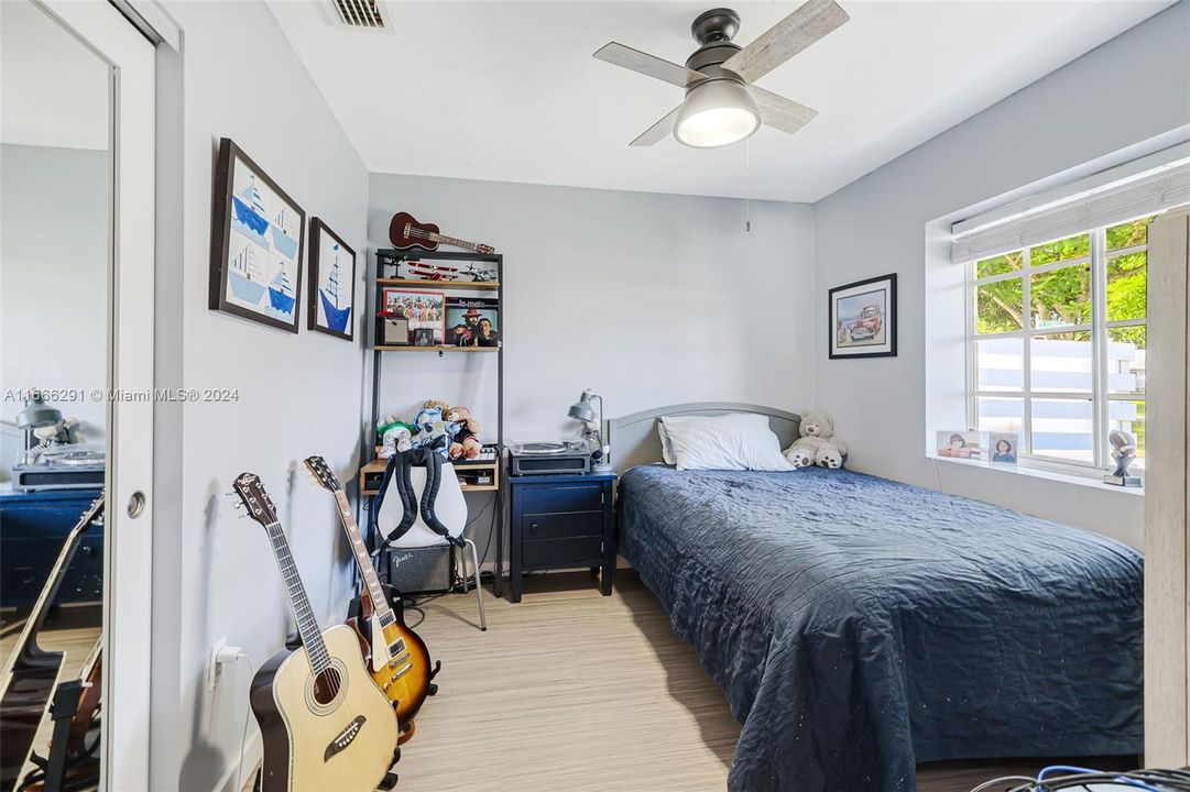 For Sale: $347,000 (2 beds, 1 baths, 738 Square Feet)